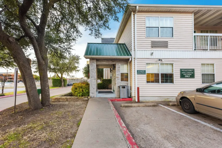 HomeTowne Studios by Red Roof Dallas - North Addison - Tollway - Image 1