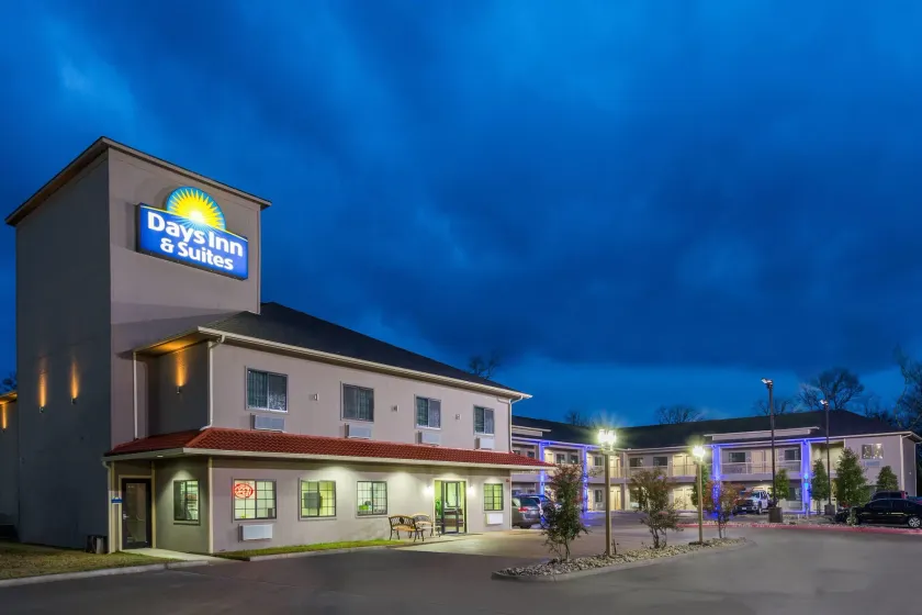 Days Inn & Suites by Wyndham Madisonville - Image 1