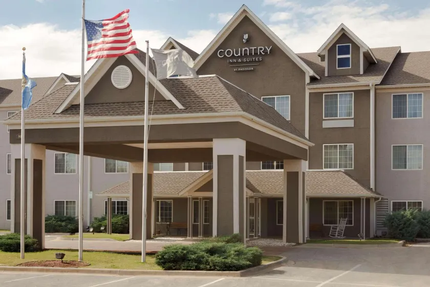 Country Inn & Suites by Radisson, Norman near University - Image 1