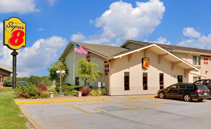 Super 8 by Wyndham Keokuk - Image 1