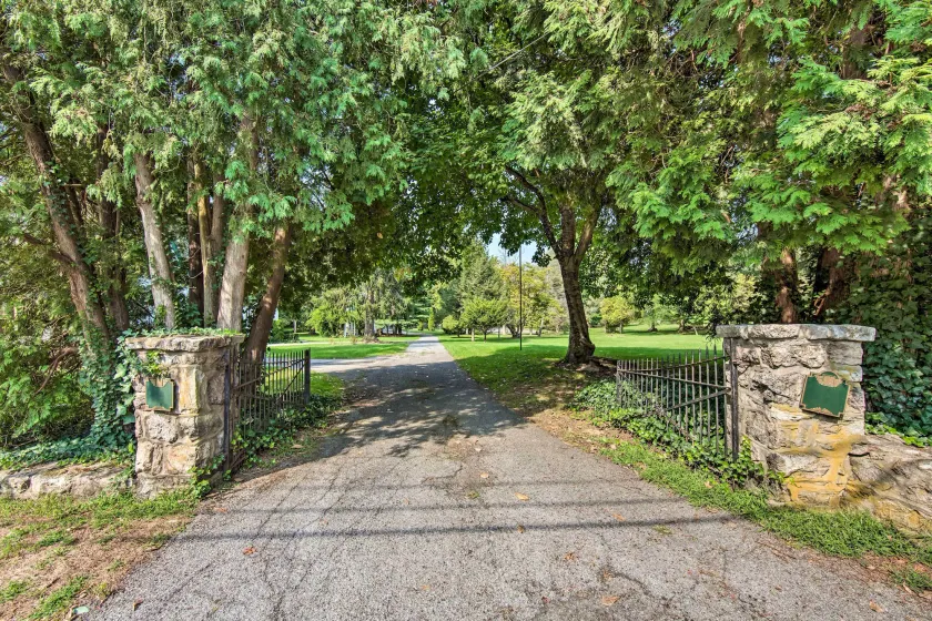 3-Acre Property: Charming Dutch Country Colonial - Innvendig