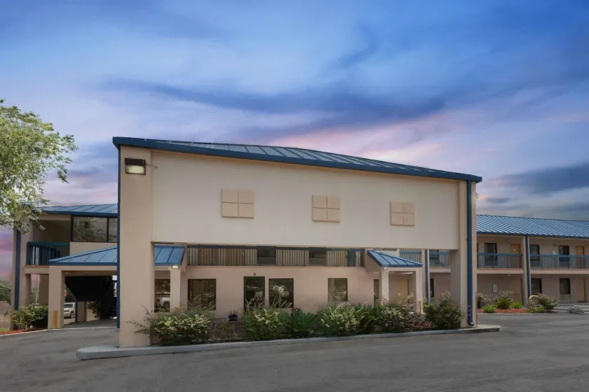 Super 8 by Wyndham Hattiesburg South - Image 1