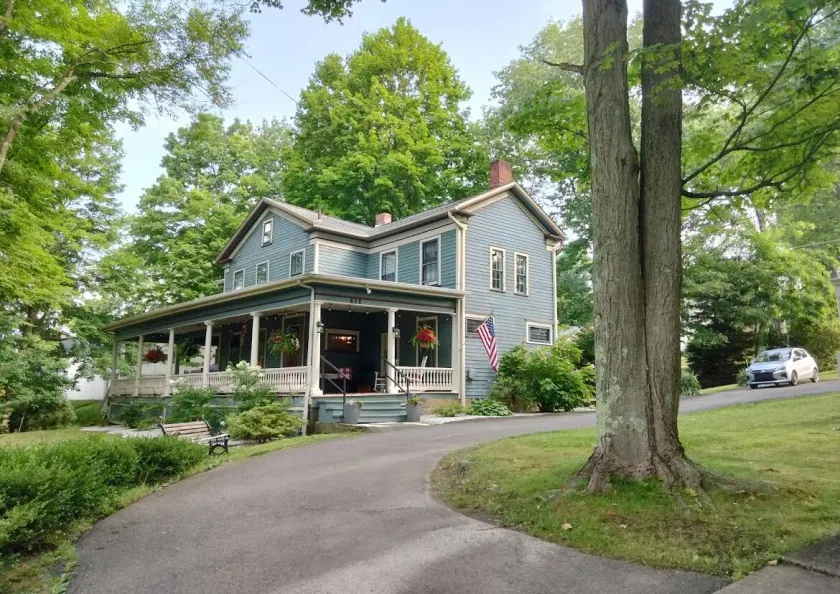 Highland Guesthouse - Image 1