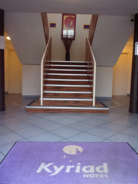 Hôtel Kyriad Chantilly - Entrée intérieure