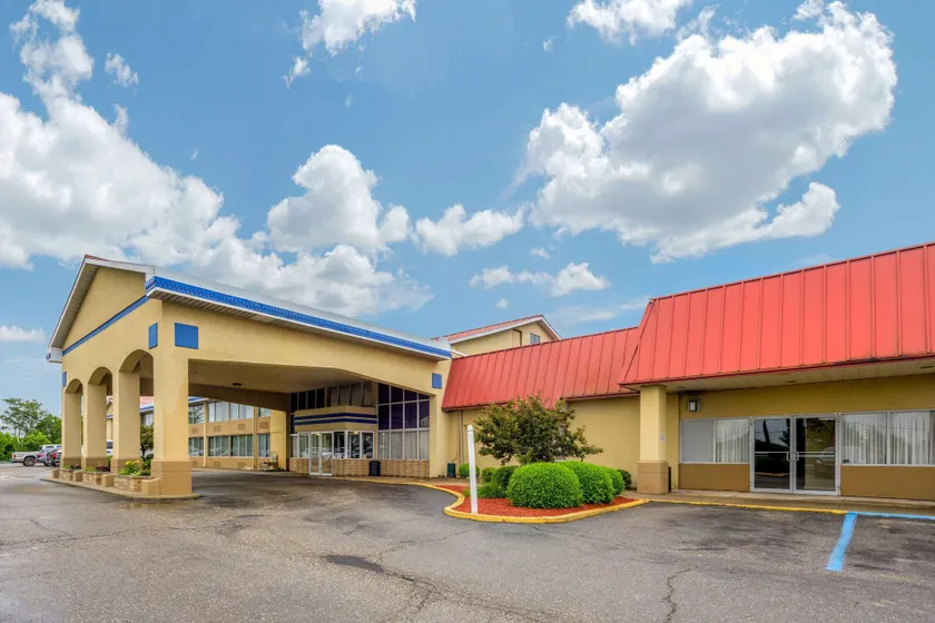 Econo Lodge Inn & Suites Triadelphia - Wheeling - Image 1