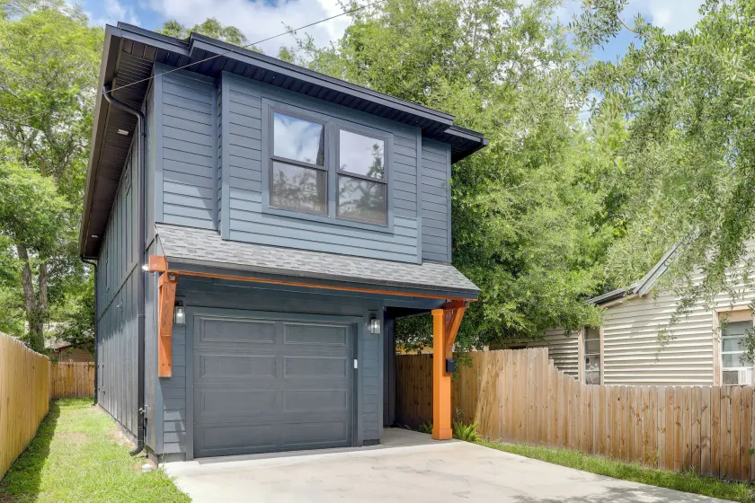 Walk to Stadiums & Dining: Pet-friendly Home! - Image 1