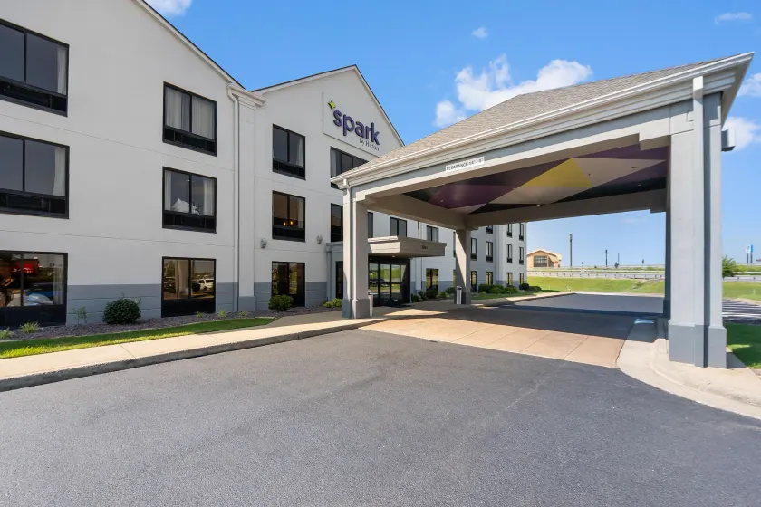 Auburn Place Hotel & Suites Paducah - Image 1