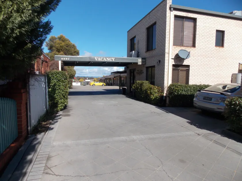 Cowra Crest Motel - Image 1