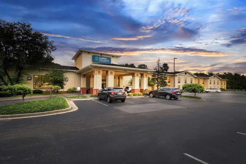 Clarion Inn & Suites Indianapolis Northwest - Image 1