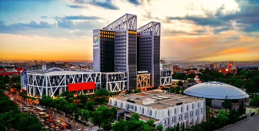 Park Mall Hotel & Conference Center - Image 1