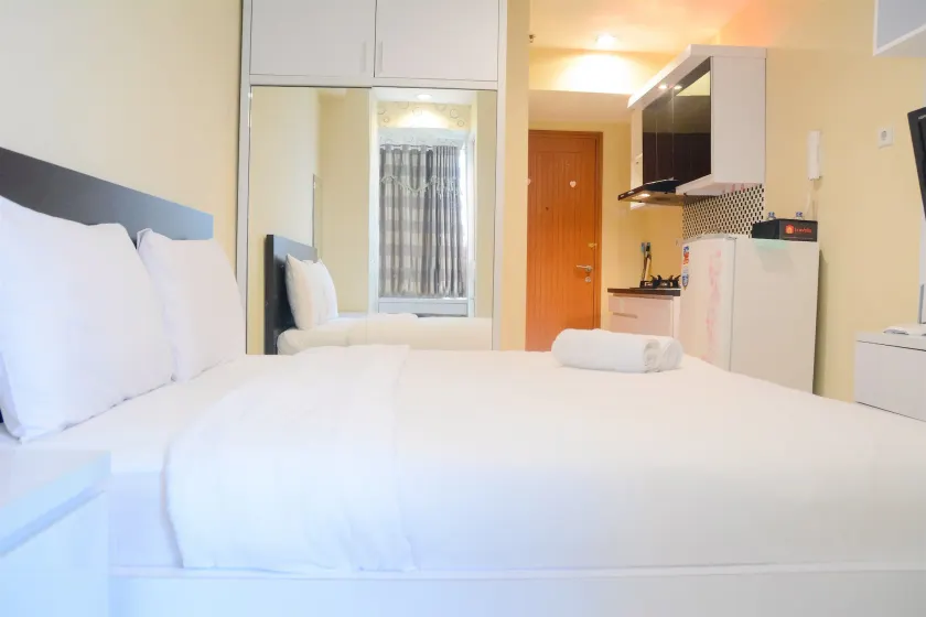 Gorgeous Studio Cinere Bellevue Suites Apartment By Travelio - Image 1
