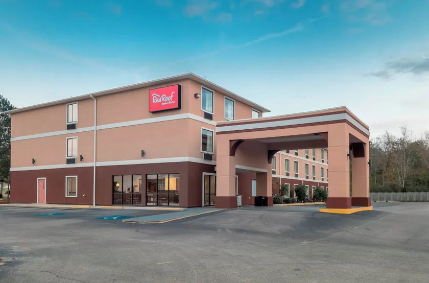 Red Roof Inn & Suites Biloxi - Ocean Springs - Image 1