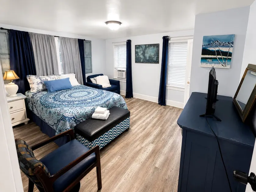 RED ROOM DE with Spa Access - Image 1