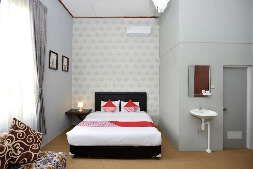 RedDoorz At Golden Inn Tugu Yogyakarta - Image 1