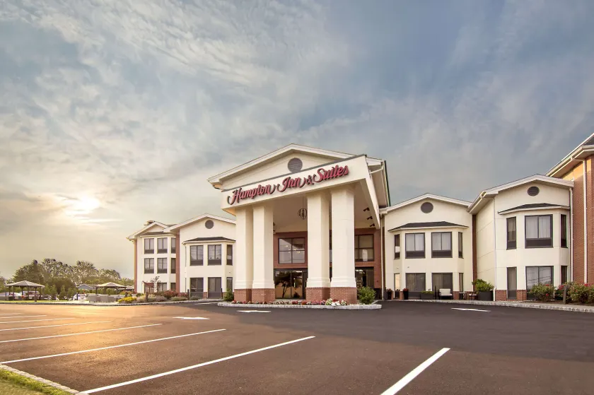 Hampton Inn & Suites Fairfield - Image 1