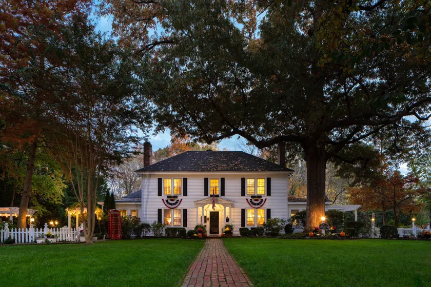 A Williamsburg White House Inn - Image 1