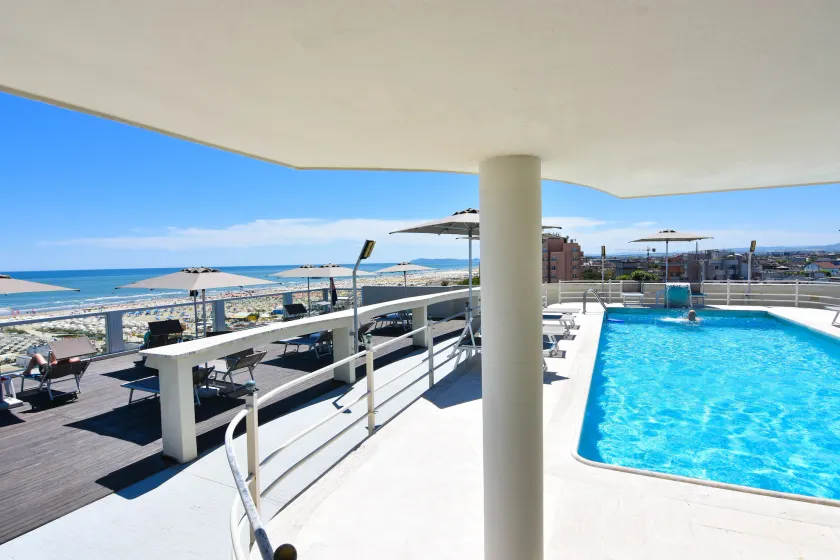 Waldorf Suite Hotel - Image 1