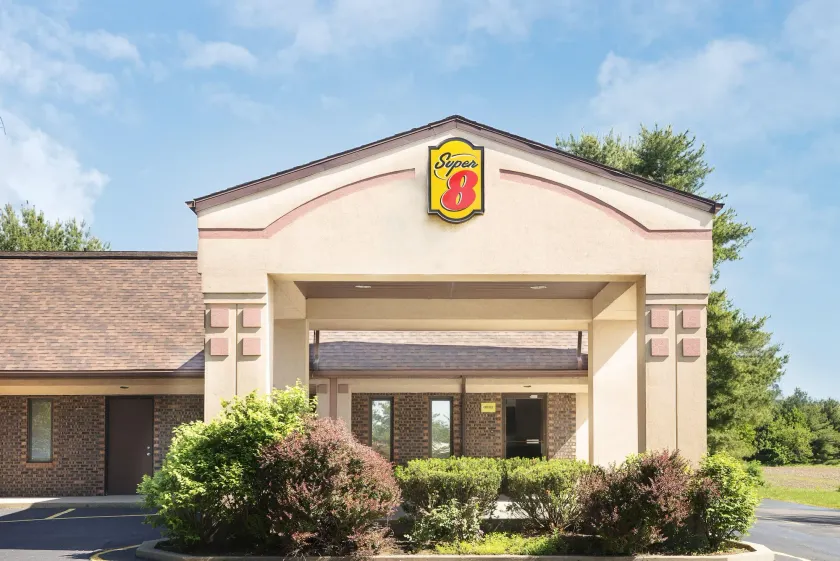 Super 8 by Wyndham Taylorville IL - Image 1