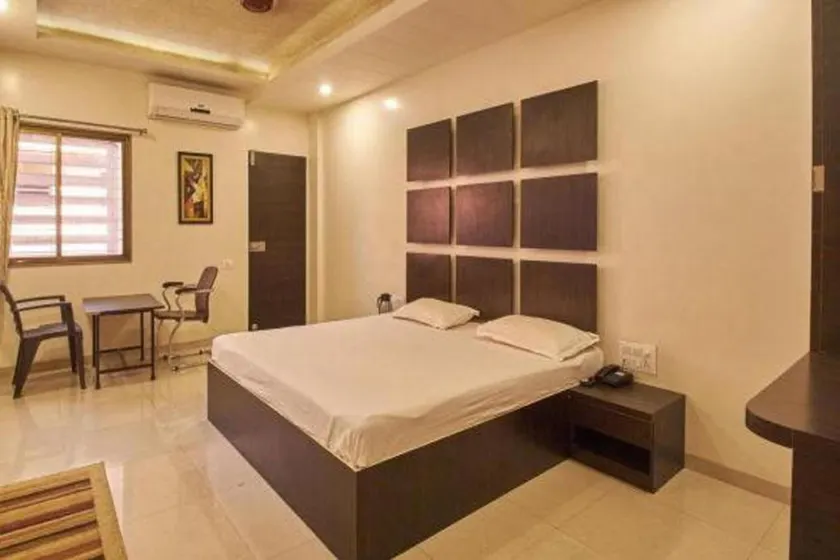 Hotel Krushna Inn - Image 1