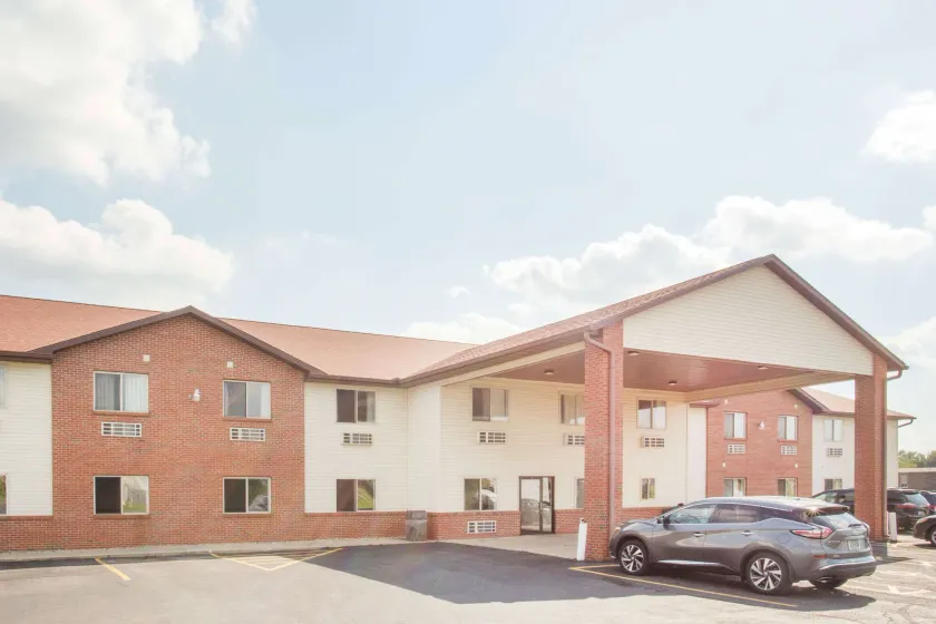 Super 8 by Wyndham Monmouth IL - Image 1