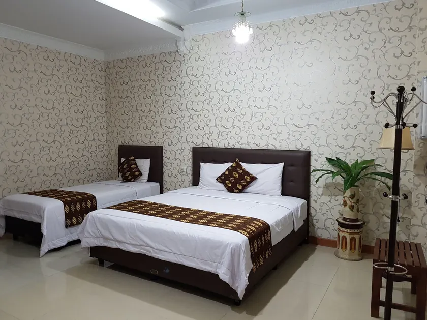 Rene Hotel - Image 1