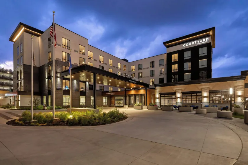 Courtyard by Marriott St Paul Downtown - Image 1