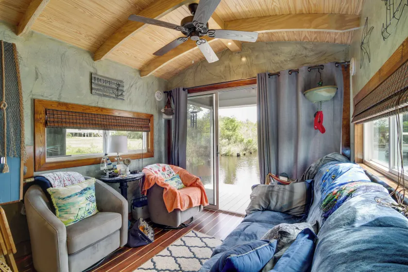 Bay St Louis Houseboat 6 Mi to Old Town & Beach! - Interior