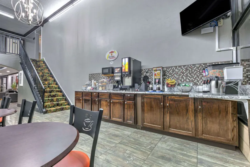 Super 8 by Wyndham Grand Prairie North - Image 1