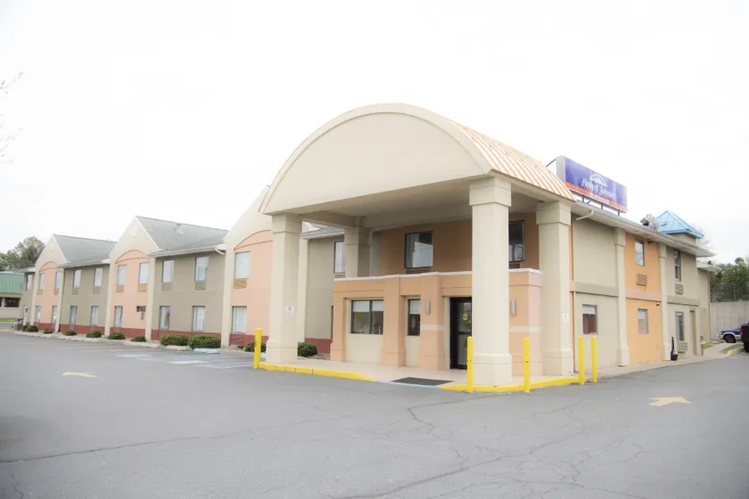 Howard Johnson by Wyndham Allentown/Dorney Hotel & Suites - Image 1