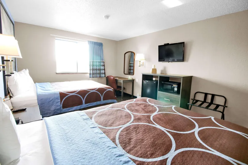Super 8 by Wyndham Kenosha/Pleasant Prairie - Image 1