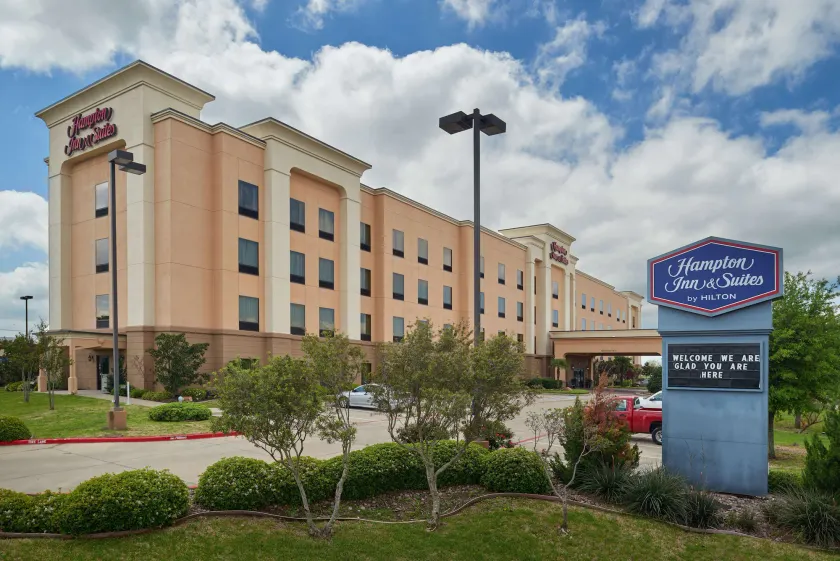 Hampton Inn & Suites Waco-South - Image 1