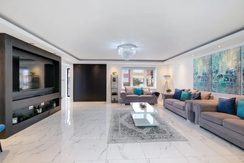 Stunning 5 Bedroom, 3 Bathroom Home in Windsor - Hall