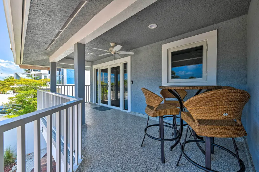 Bright Coastal Condo: Walk to Lido Key Beach! - Interni