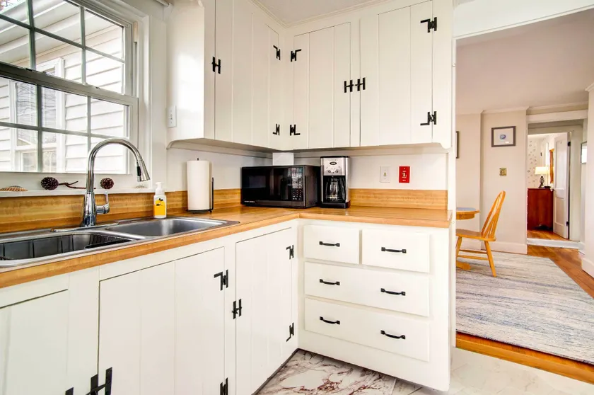 2 Mi to Beach: Walkable Coastal Gem in Hyannis! - Interiör