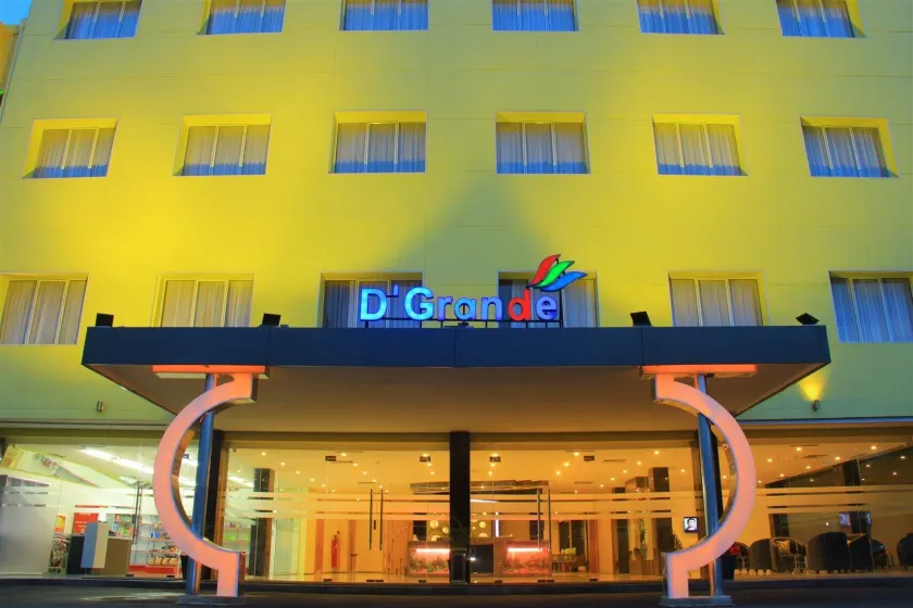 SANS Vibes d Grande Hotel Batam - Image 1