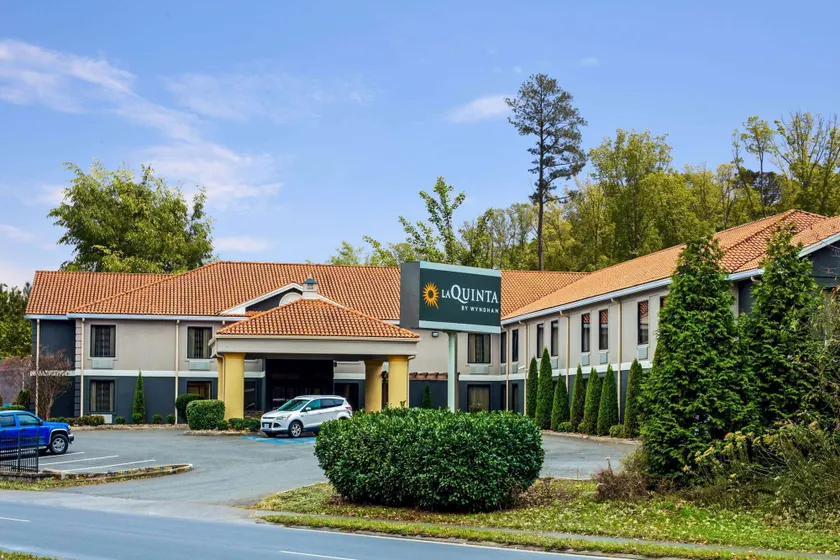 La Quinta Inn by Wyndham Radford - Image 1