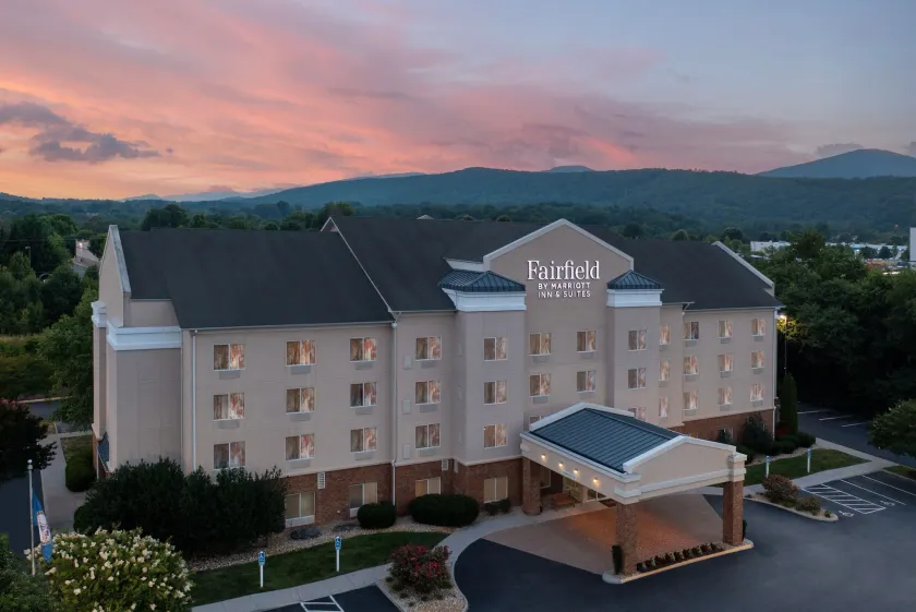 Fairfield Inn & Suites Roanoke Hollins/I-81 - Image 1