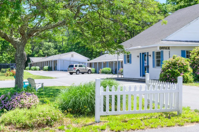 Blue Dolphin Inn - Image 1