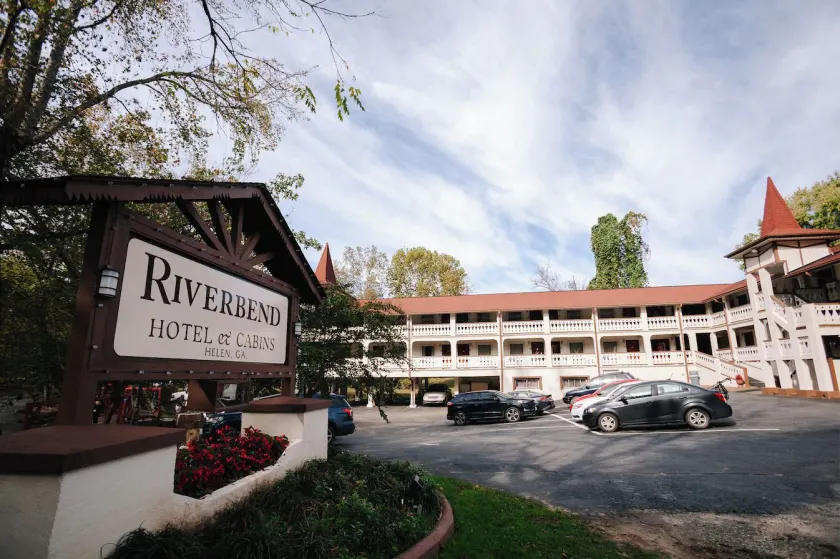 Riverbend Motel & Cabins - Image 1