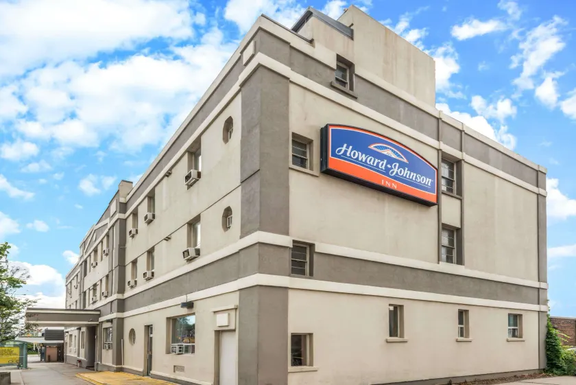Howard Johnson by Wyndham Toronto Downtown West - Image 1