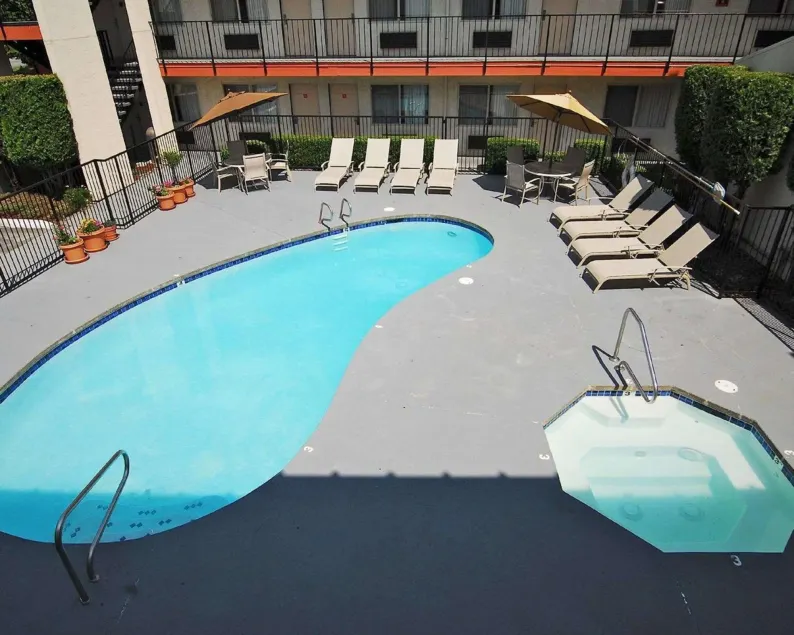 MorningGlory Inn & Suites - Image 1