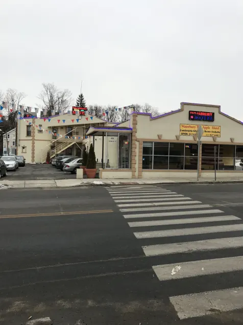 Waterbury Big Apple Motel - Image 1