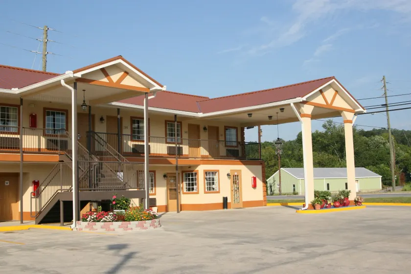 Coach Inn - Summerville - Image 1