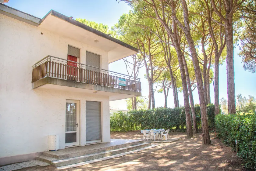 Spacious first-floor flat near the beach - Image 1