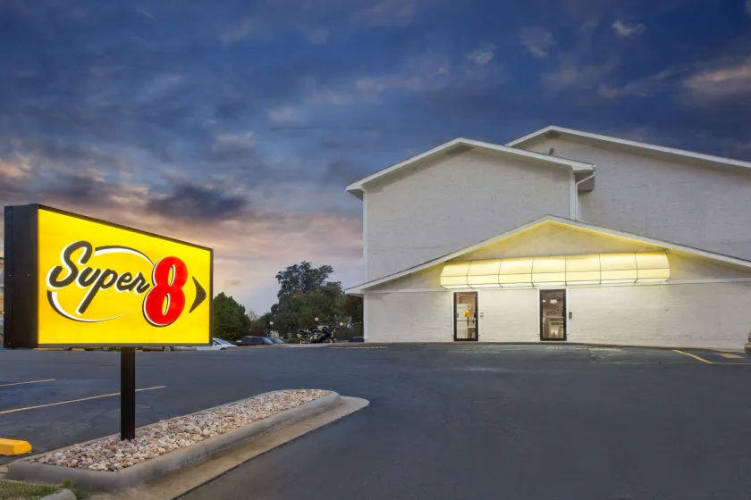 Super 8 by Wyndham Columbus Airport - Image 1