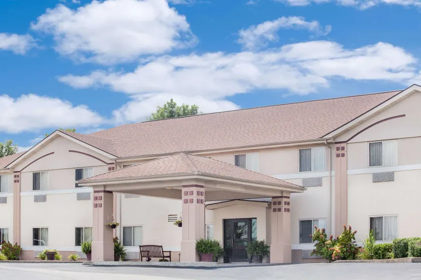Super 8 by Wyndham Central City - Image 1
