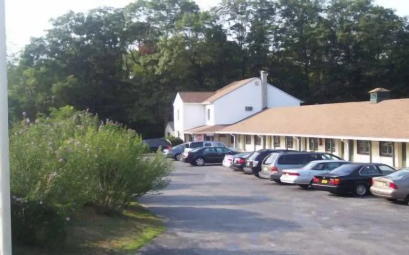 Shore Hills Motel - Image 1