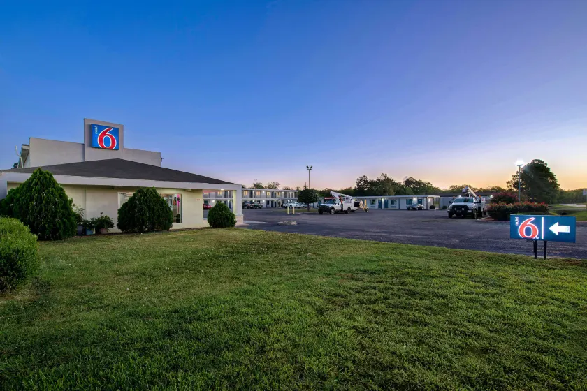 Motel 6-Sulphur Springs, TX - Image 1