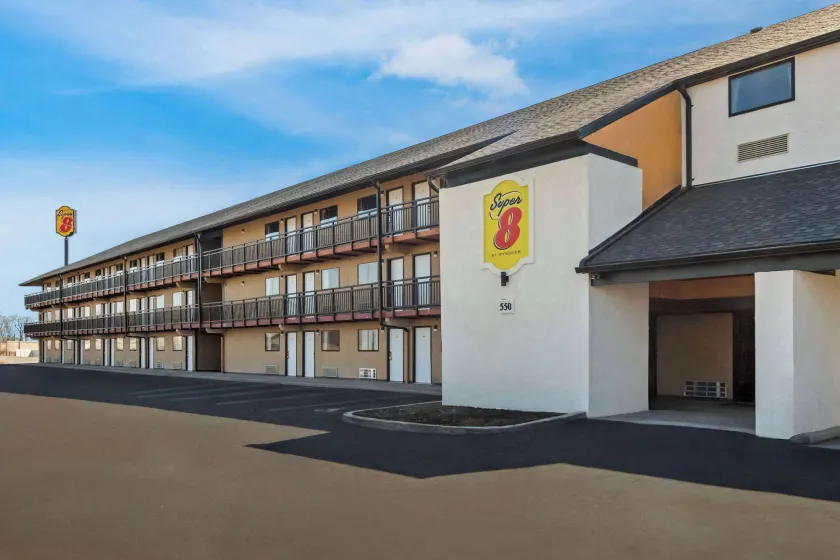 Super 8 by Wyndham Vandalia/Dayton International Airport - Image 1