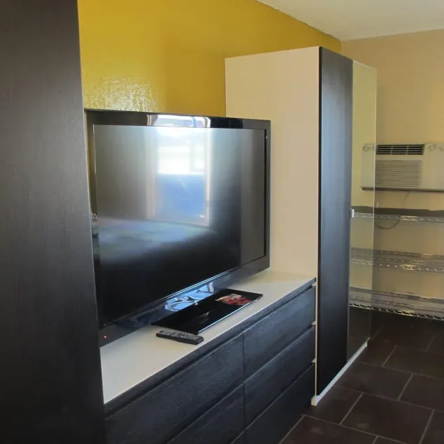 Riverside Suites - Image 1